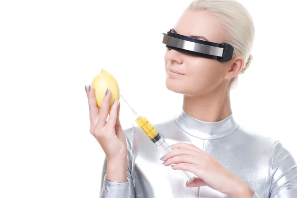 Mulher cibernética tomando vitaminas de limão — Fotografia de Stock