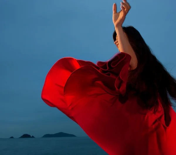 Красива брюнетка жінка танцює на відкритому повітрі — стокове фото