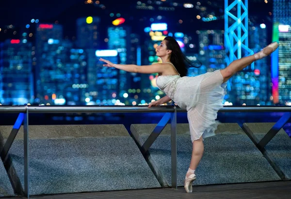 Bela dançarina de balé ao ar livre — Fotografia de Stock