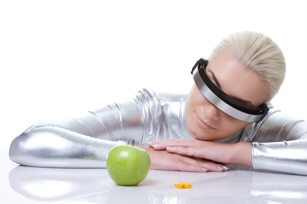 Mujer cibernética elegir entre manzana verde y pastillas — Foto de Stock