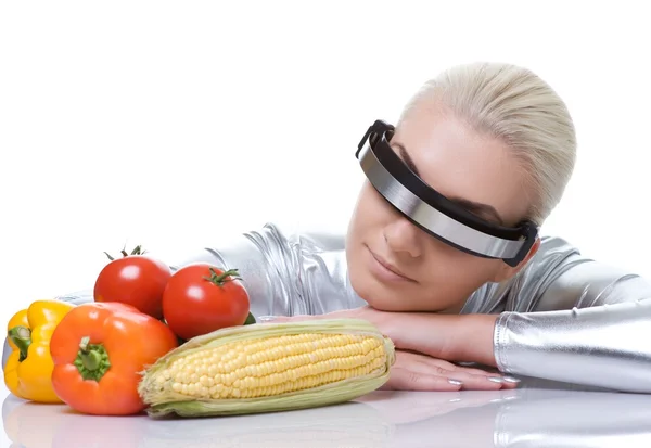 Mulher cibernética atraente com vegetais diferentes — Fotografia de Stock