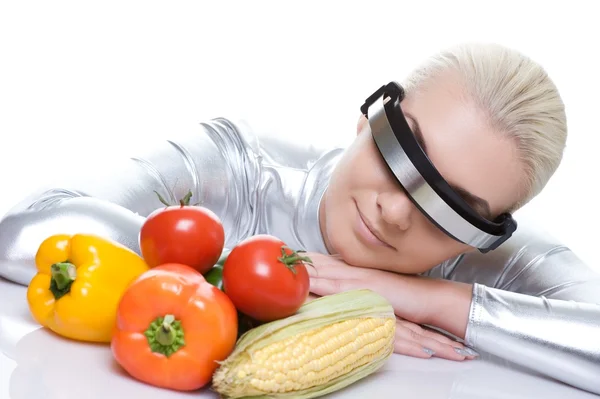 Atractiva mujer cibernética con diferentes verduras — Foto de Stock