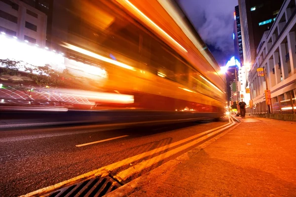 Hızlı hareket eden otobüs gece — Stok fotoğraf