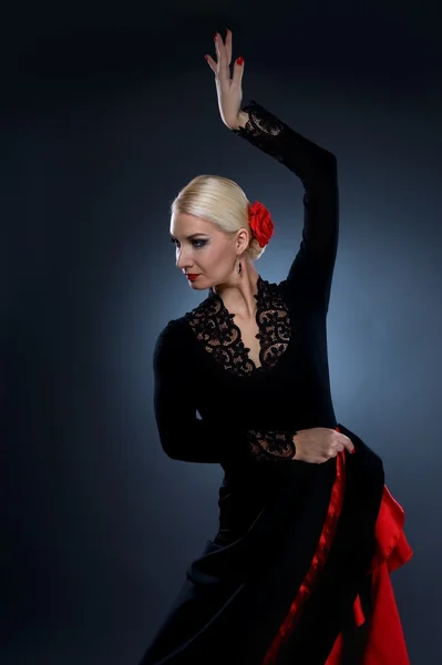 Schöne Flamenco-Tänzerin — Stockfoto