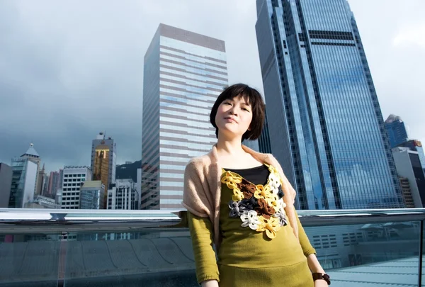 Mulher chinesa bonita se divertindo ao ar livre — Fotografia de Stock