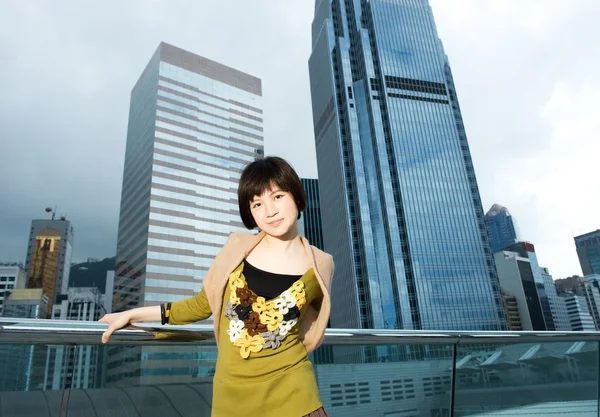 Hermosa mujer china divirtiéndose al aire libre — Foto de Stock