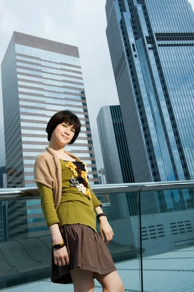 Hermosa mujer china divirtiéndose al aire libre — Foto de Stock