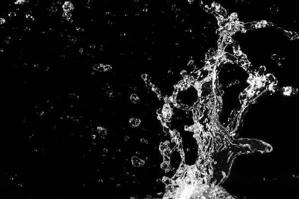 Stilvolles Wasserplätschern. isoliert auf schwarzem Hintergrund — Stockfoto
