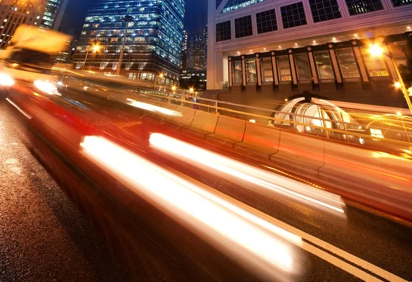 Rychle se pohybující auta v noci — Stock fotografie