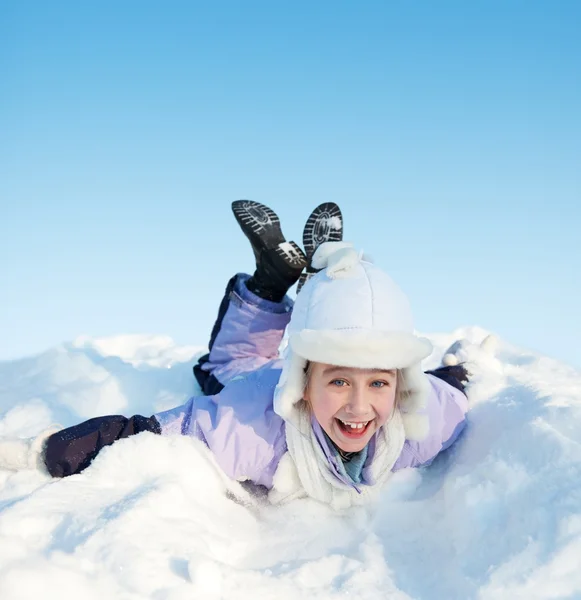 Liten flicka glider i snön — Stockfoto