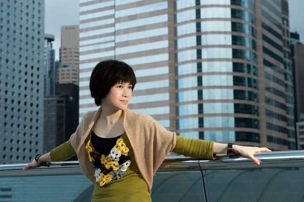 Krásná Číňanka zábava venku — Stock fotografie
