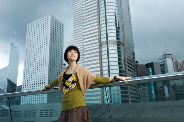 Красивая китаянка развлекается на открытом воздухе — стоковое фото