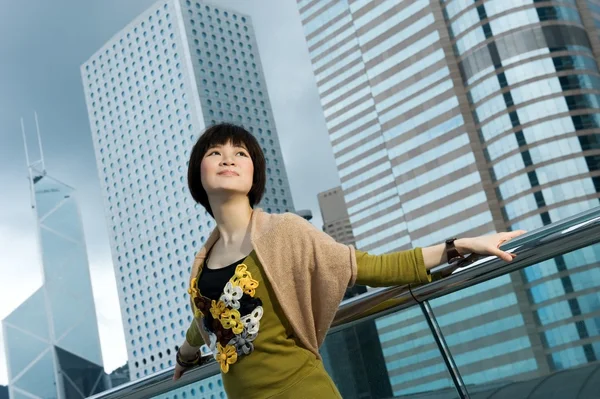 Vacker kinesisk kvinna ha roligt utomhus — Stockfoto