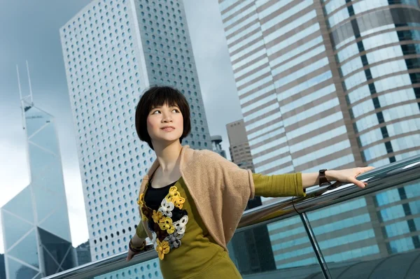 Vacker kinesisk kvinna ha roligt utomhus — Stockfoto