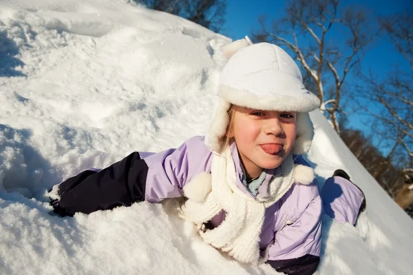 雪の中で滑り込む少女 — ストック写真