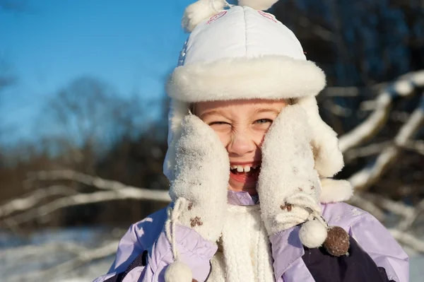 Boldog fiatal lány téli portré — Stock Fotó