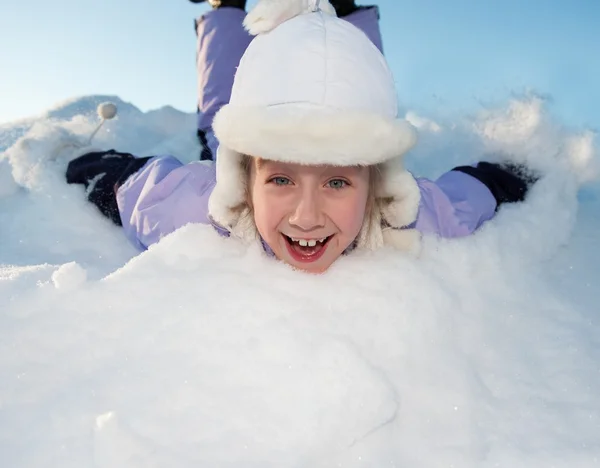 Kislány csúszik a hóban — Stock Fotó