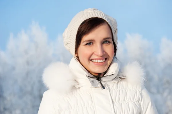 美しい若い女性は冬の日を楽しむ — ストック写真