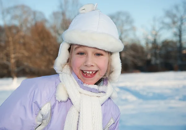 幸せな若い女の子の冬のポートレート — ストック写真