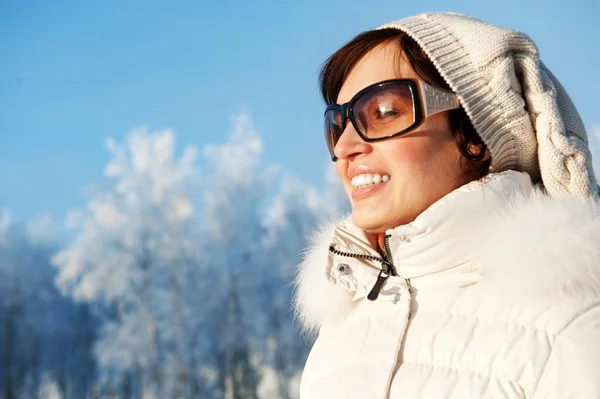 Schöne junge Frau genießt den Wintertag — Stockfoto