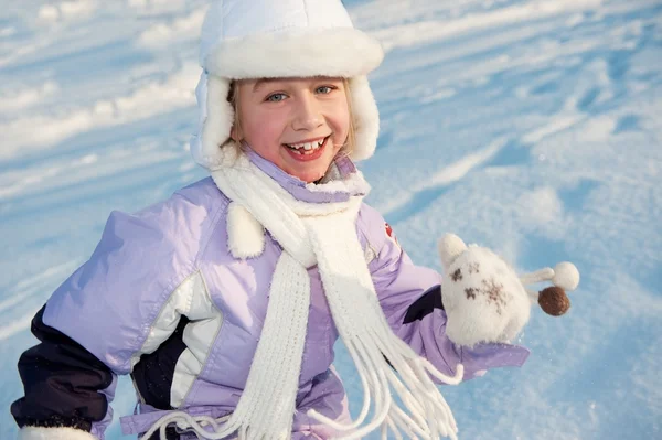 Petite fille drôle courant dans la neige — Photo