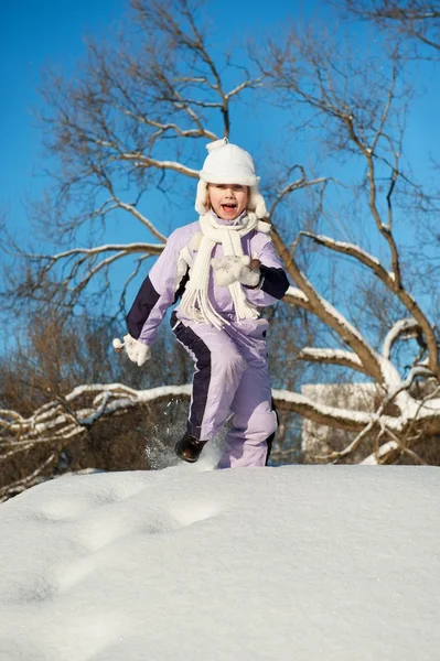 Забавная маленькая девочка бегает по снегу — стоковое фото