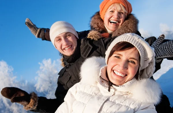 Amigos felizes em um fundo de inverno — Fotografia de Stock