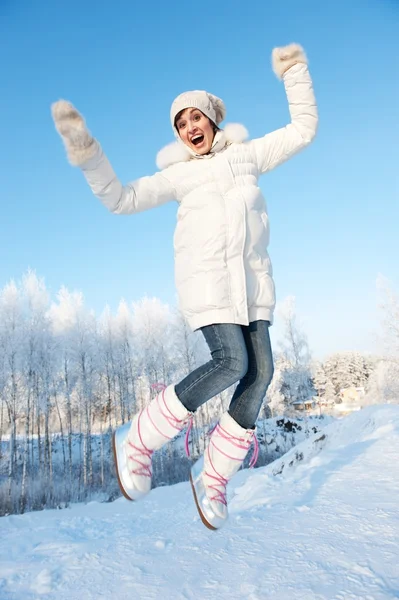 Glad tjej hoppa i snön — Stockfoto