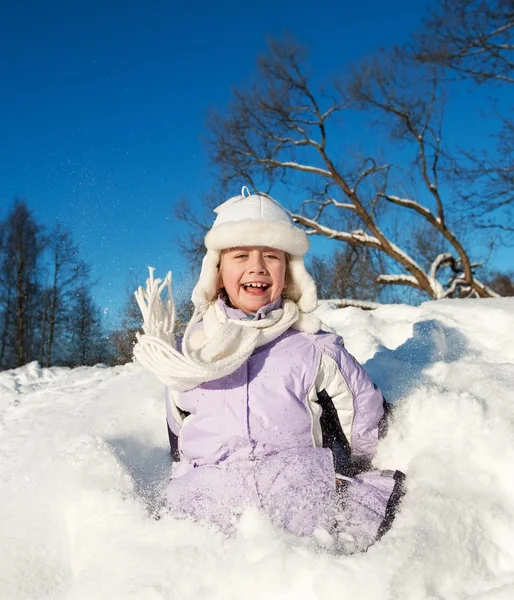 Karda kayan küçük kız — Stok fotoğraf