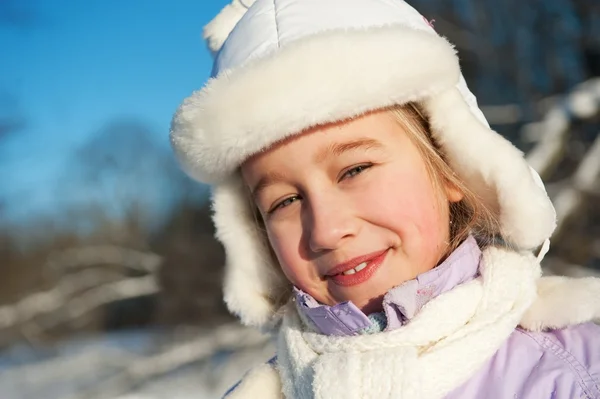 Веселый зимний портрет девушки — стоковое фото