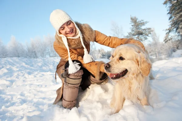 Happy woman playing with golden retriever outdoors — Stock Photo, Image