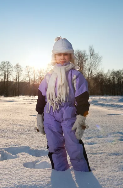 Rolig liten flicka i snön — Stockfoto