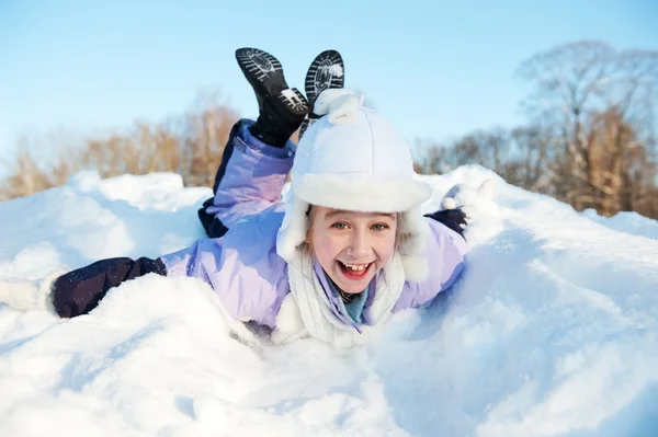 Menina deslizando na neve — Fotografia de Stock