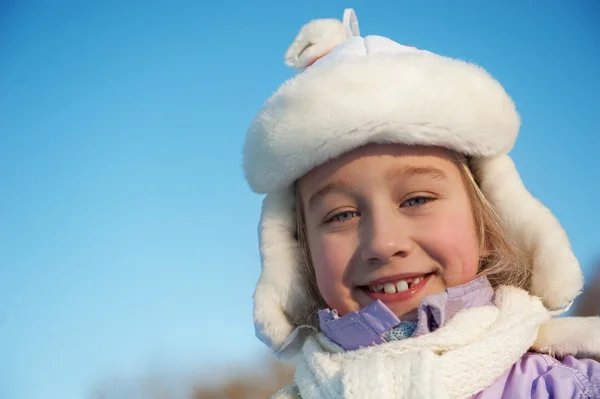 Mutlu genç kız kış portresi — Stok fotoğraf