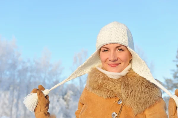 Krásná žena líbí zimní den — Stock fotografie