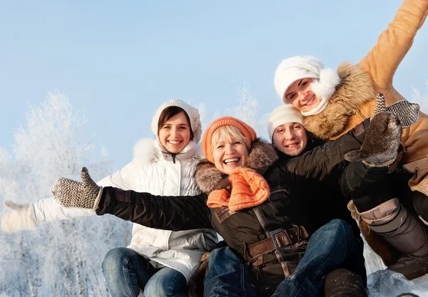 Happy vrienden op een achtergrond van de winter — Stockfoto