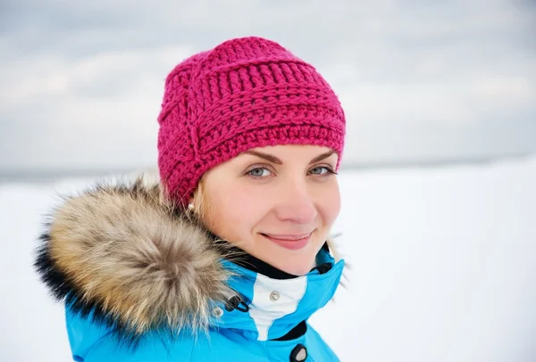 美しい女性を楽しむ冬の日 — ストック写真