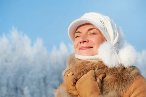 Hermosa mujer disfrutando del día de invierno — Foto de Stock