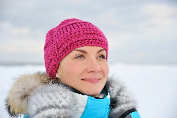 Schöne Frau genießt den Wintertag — Stockfoto