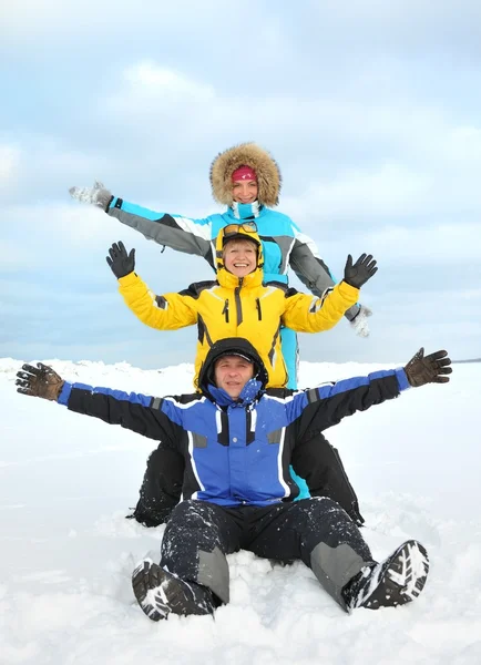 Família feliz em um fundo de inverno — Fotografia de Stock