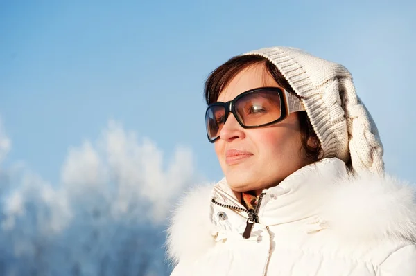 Vacker ung kvinna som njuter av vinterdag — Stockfoto