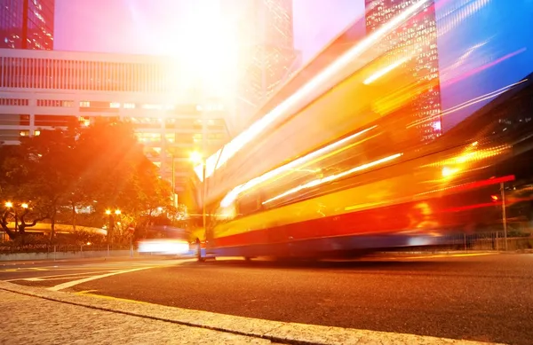 Rápido ônibus em movimento à noite — Fotografia de Stock