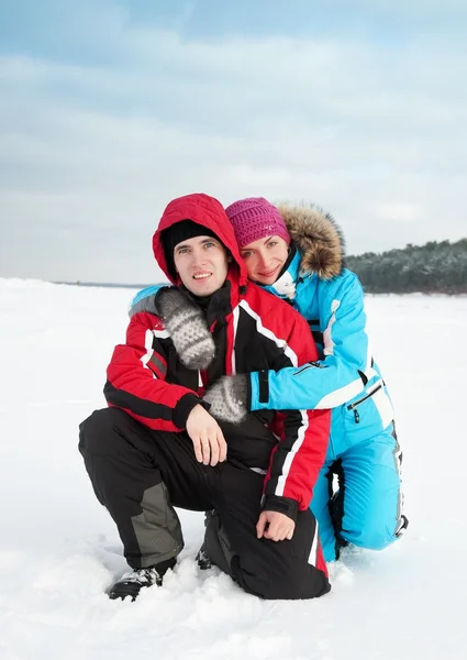 Gyönyörű pár élvezi téli napon — Stock Fotó