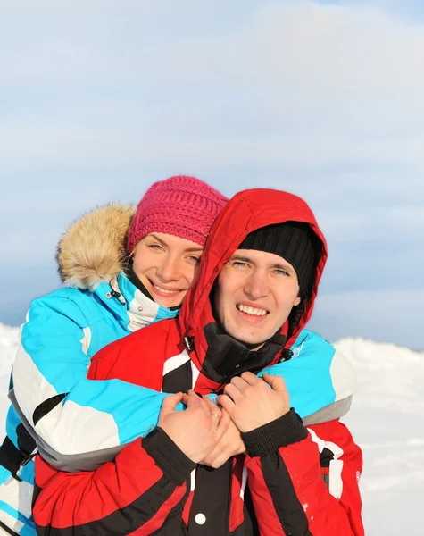 Belo casal desfrutando dia de inverno — Fotografia de Stock