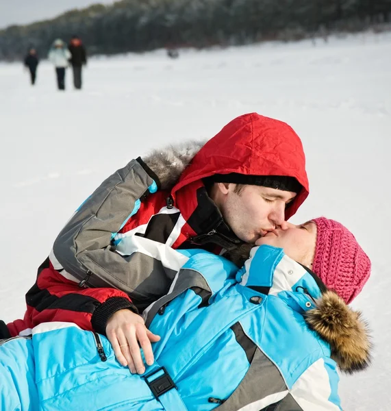 Fina brudparet kyssas utomhus — Stockfoto