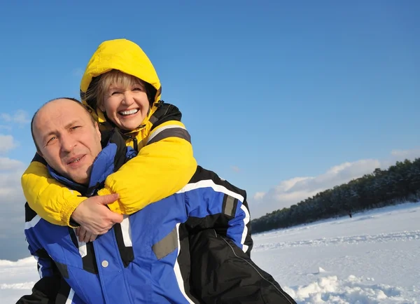 Casal de meia idade se divertindo em um dia de inverno — Fotografia de Stock