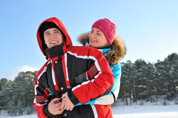 美しいカップルを楽しむ冬の日 — ストック写真