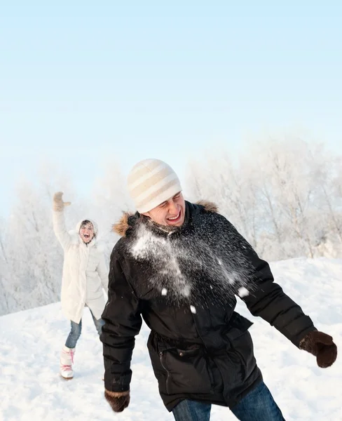 Roliga par spelar snöbollar — Stockfoto