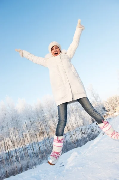 Chica feliz saltando en la nieve — Foto de Stock