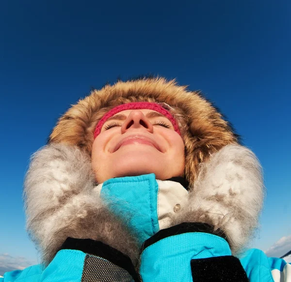 Mooie vrouw genieten van winterdag — Stockfoto